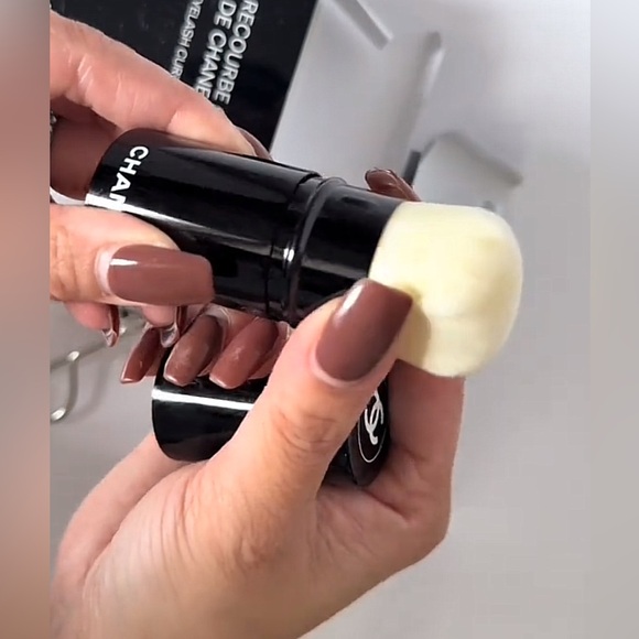 🌸Chanel Les Beiges Retractable Kabuki Brush NEW AND PHOLD POUNCH 🌸 - Picture 9 of 14
